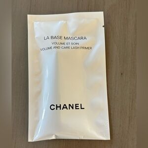 LA BASE MASCARA
VOLUME ET SOIN
VOLUME AND CARE LASH PRIMER